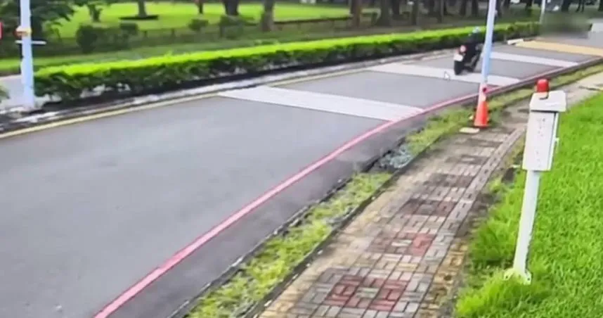 屏東科技大學短短11天內發生2起校園死亡車禍，引發學生們議論紛紛，認為學校的交通安全設施規畫可能有點問題，尤其是「減速丘」。（圖／翻攝畫面）