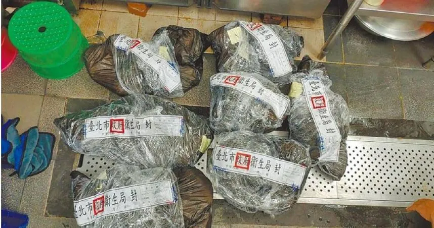 屏東百威食品公司涉嫌以工業用雙氧水漂白豬大腸，遭食藥署重罰5400萬元。（圖／北市衛生局提供）