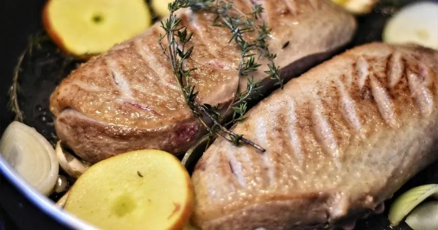 研究指出，食用過度高溫烹飪的食物容易誘發失智與心臟病。（示意圖／pixabay）