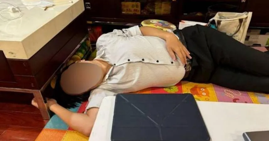 勞發署A科長2023年10月到女同事住處喝酒到凌晨，返家後立刻醉倒在地，這才讓他的詭異行跡曝光。（圖／CTWANT／讀者提供）