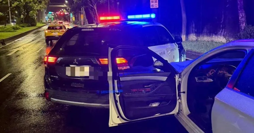 台北市內湖區堤頂大道一段發生酒駕案件,44歲劉姓男子酒後開車在路中央昏睡,警方叫醒他後遭衝撞警車,當場破窗逮人。(圖/翻攝畫面)