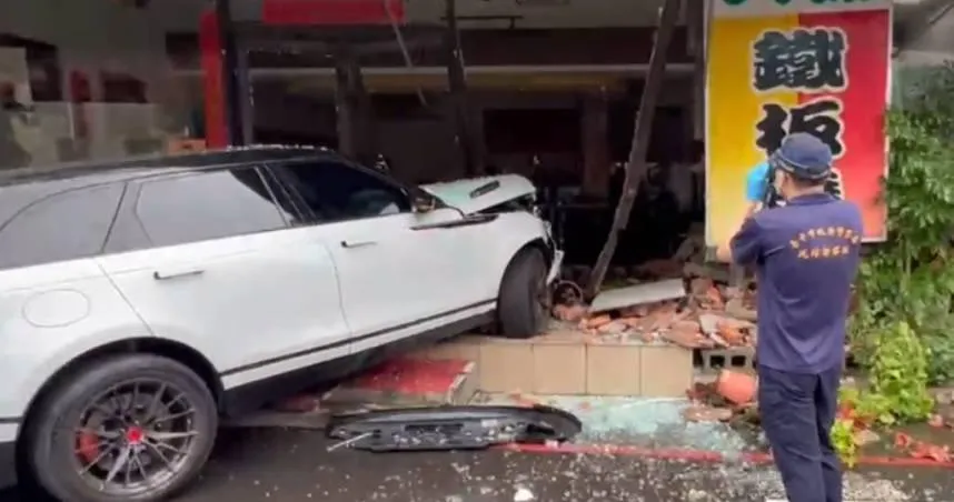 台中何姓男子28日上午逆向駕車撞進路旁大埔鐵板燒,警方發現他生前遭人割喉,正介入調查中。(圖/翻攝畫面)