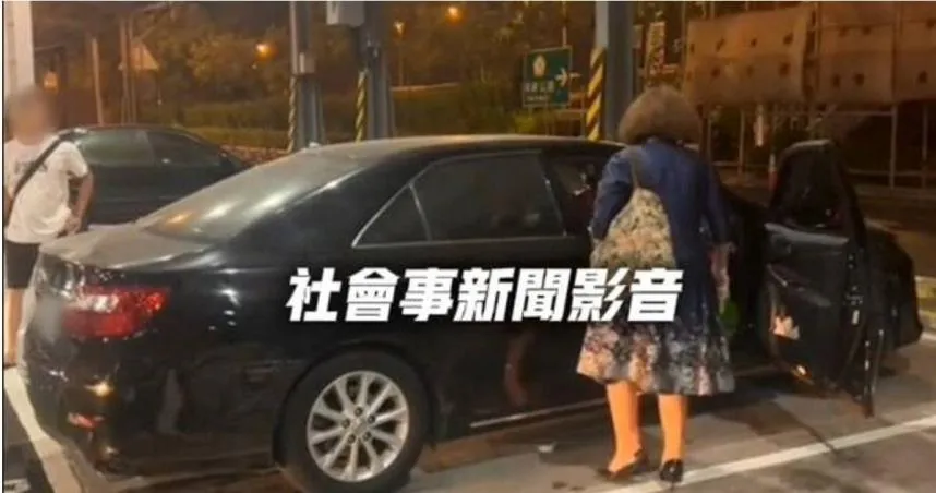 仁德服務區上演「布丁大追緝」奶香甜點消失惹口角，警一查竟躲在車底。（圖 ／翻攝畫面）