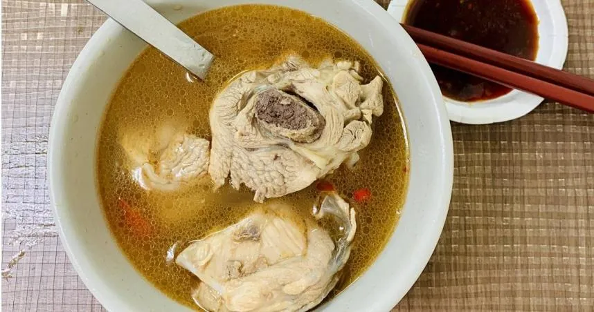 許多人秋冬進補時，會選擇食用麻油雞，但可能有過於燥熱的問題。（圖／Photo AC）