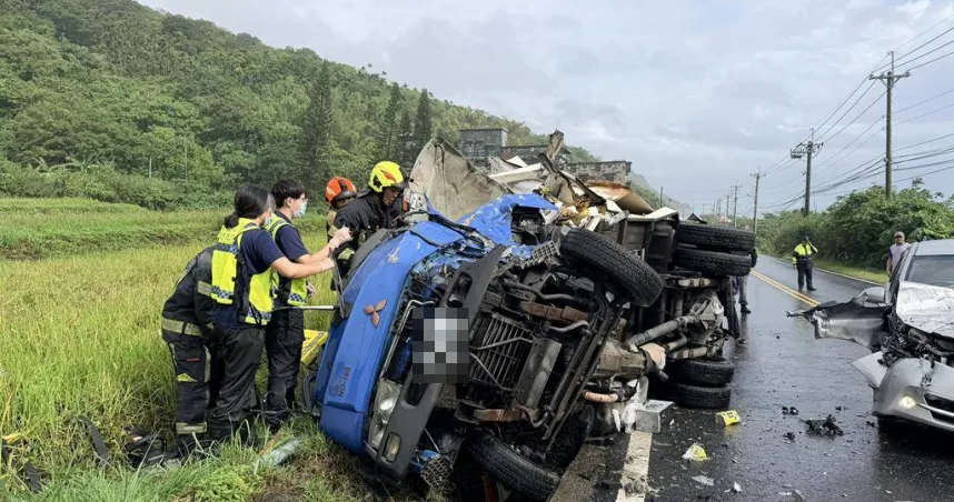 花蓮台11線拖板吊車過彎失控,小貨車慘遭撞翻。(圖 /翻攝畫面)