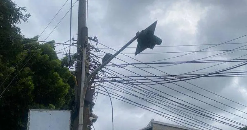 鳳凰颱風襲彰化驚傳跳電長輩氧氣機突停嚇壞家屬，台電緊急動員搶修中。（圖 ／翻攝畫面）