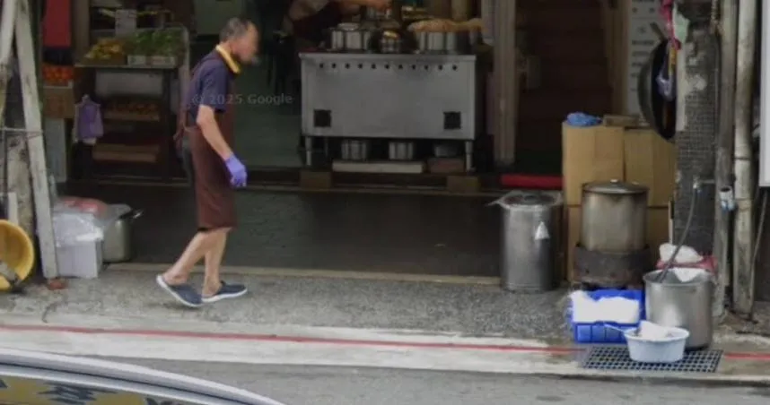 Google街景也有業者將冬粉整籃放在水溝旁的畫面。（圖／翻攝自Google Maps）