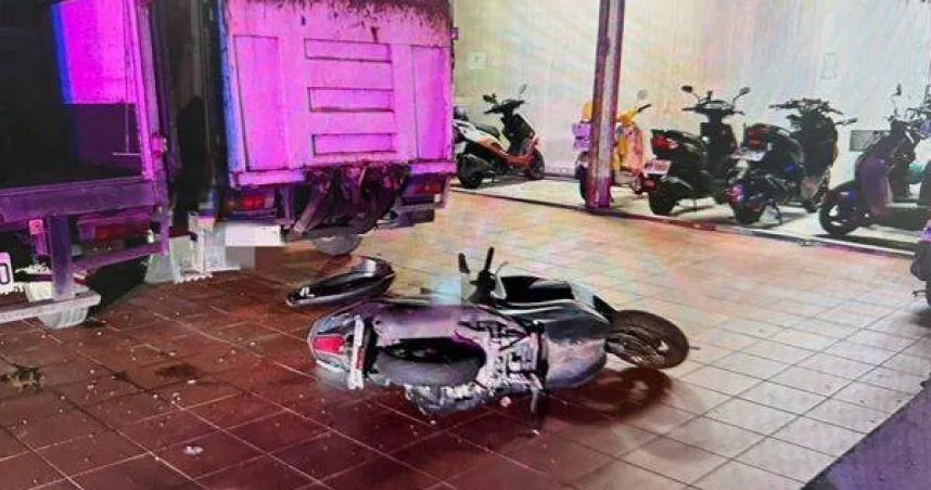 桃園市中壢區志廣路14日發生自小客車疑闖紅燈撞上左轉機車事故,騎士遭拋飛受傷送醫。(圖/翻攝畫面)