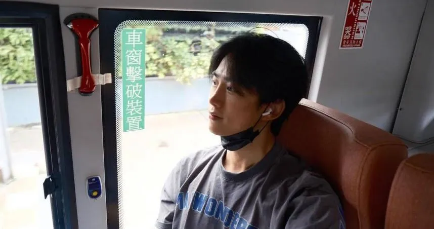 玉澤演在台中搭乘公車的畫面,親民舉動引發粉絲熱議。(圖/翻攝自玉澤演IG)