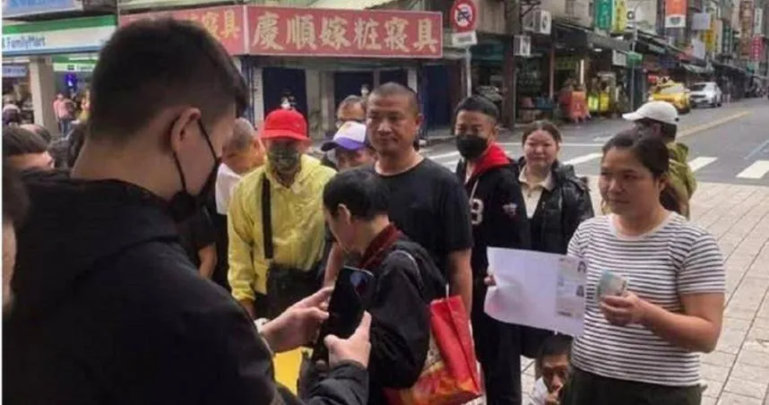 北市萬華區龍山寺前傳出民眾提供雙證件就可獲得1000元現金。（圖／CTWANT）