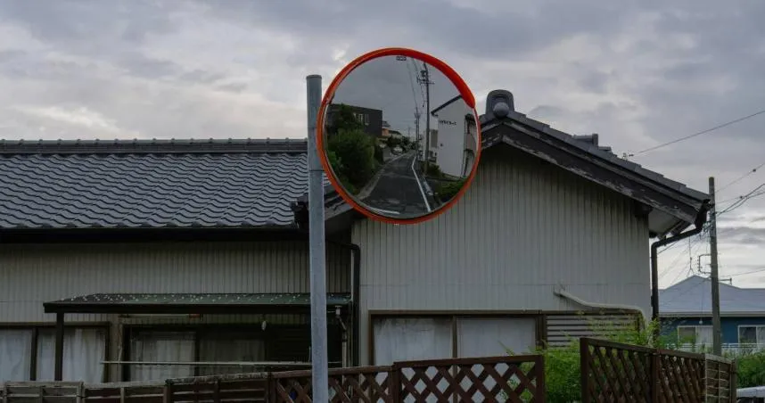 因颱風反射鏡倒塌壓毀民眾車輛申請國賠，區公所轉而求償承包商踢鐵板。（示意圖／Pexels）