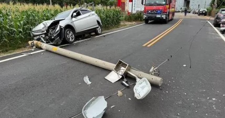 62歲男開車返家途中自撞電線桿引擎冒煙險釀火劫。（圖 ／翻攝畫面）