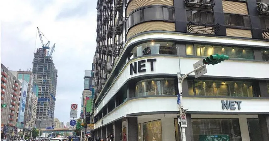 日前有一名行動不便的阿嬤到NET買衣服,女店員將店內衣物拿到門口供阿嬤挑選,畫面曝光感動萬人。(示意圖/報系資料照)