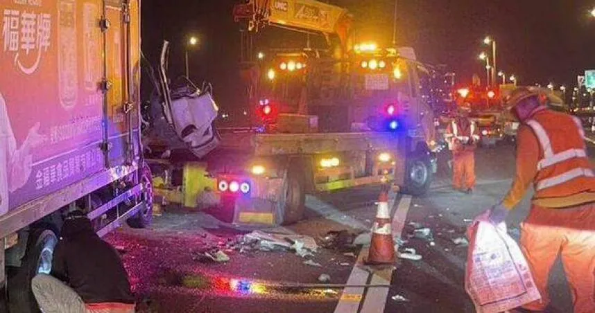 小貨車高速追撞油罐車車頭被壓扁如廢鐵，駕駛奇蹟生還。（圖 ／翻攝畫面）