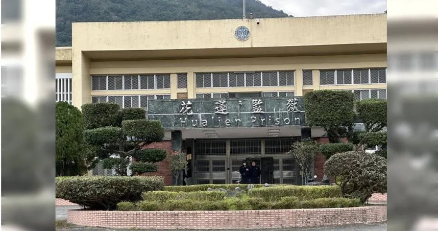 近日,花蓮監獄發生全台首例「無人機偷渡違禁品」的事件。有受刑人友人趁著監獄運動日前,將威士忌、檳榔裝在排球內,投擲進監獄籃球場,想等待受刑人次日「取件」。(圖/CTWANT)