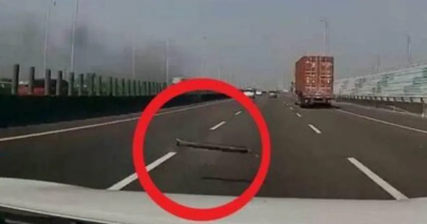國道飛來傳動軸休旅車遭猛擊全毀。(圖 /翻攝畫面)