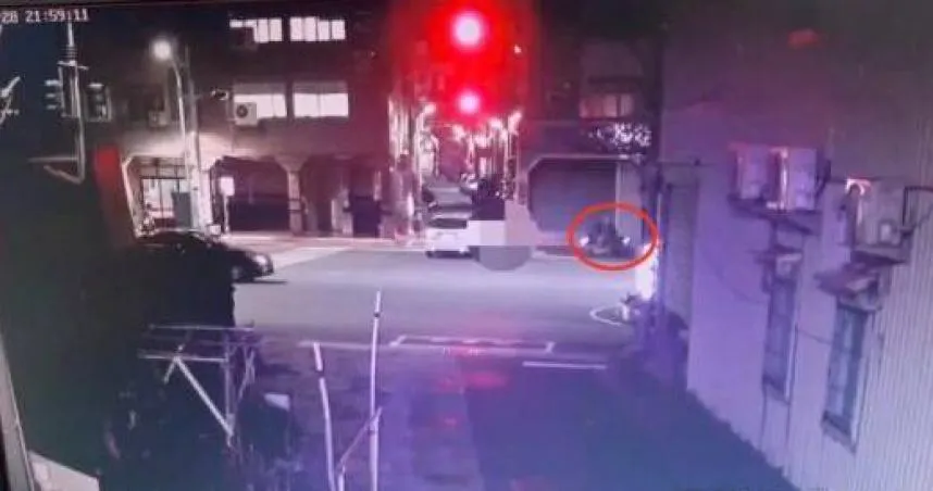 海巡21歲志願役遭左轉車猛撞飛，監視器畫面曝光驚悚。（圖 ／翻攝畫面）