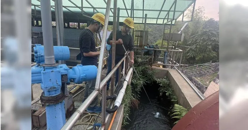 八堵抽水站附近河面發現油污，不少居民反映家中自來水傳出汽油味。（圖／翻攝自臉書／台灣自來水公司第一區管理處-西勢水庫）