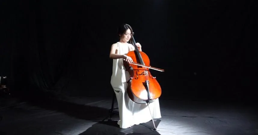 蜜雪花費近一年時間密集練習大提琴。（圖／唱戲世界娛樂提供）