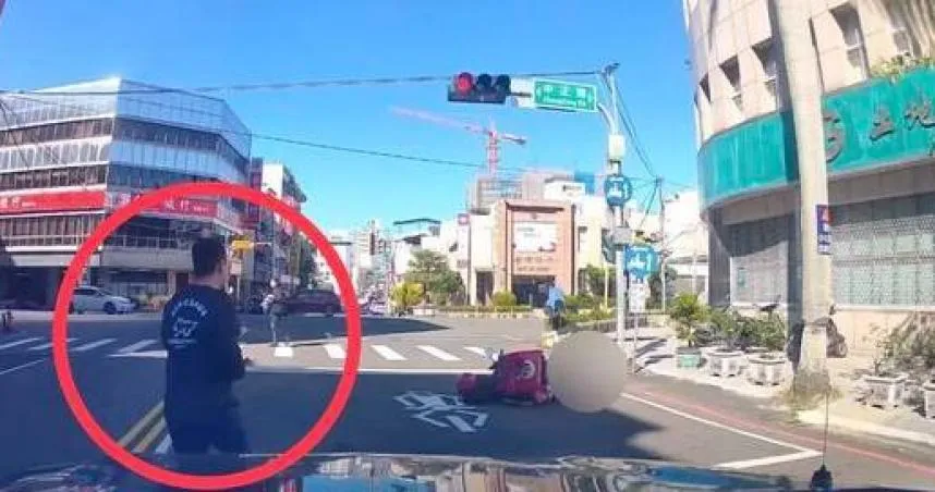 台中街頭外送女低血糖倒地，巡邏警見狀立即上前救援。（圖 ／翻攝畫面）