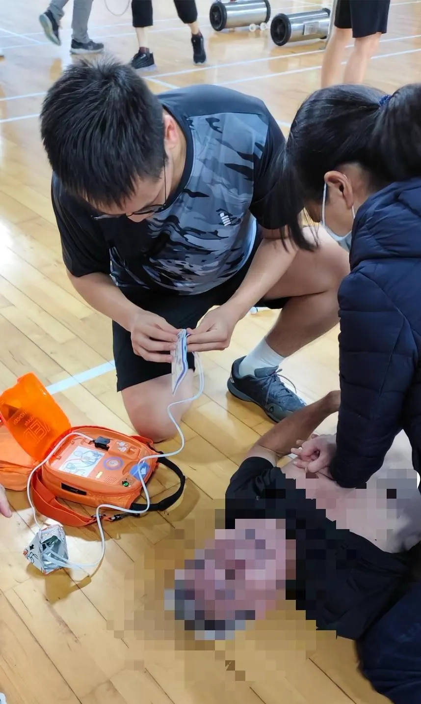 林君軒準備貼上AED，護理師按壓CPR。（圖/宜蘭縣消防局提供）