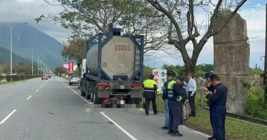 53歲槽車林姓駕駛把槽車臨停路邊去大便，80歲劉姓婦人未注意直接撞上槽車車尾，送醫不治。（圖／翻攝畫面）