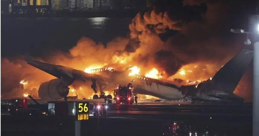 羽田機場空難調查擴大。（圖／美聯社）