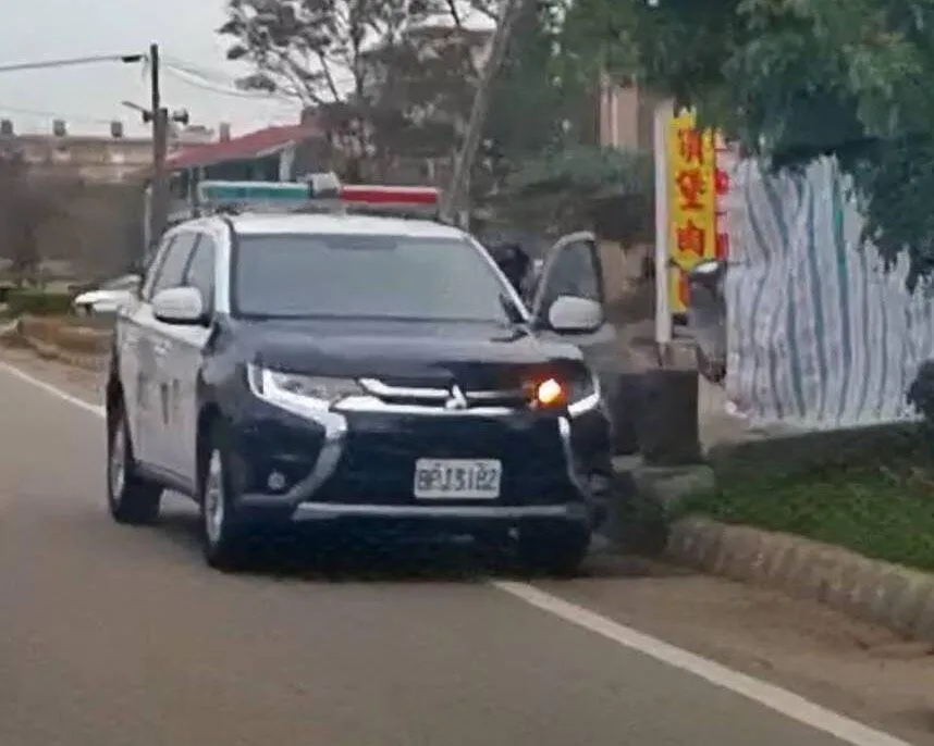 警車逆向違停買肉圓的畫面。（圖／翻攝自 LINE 社群「新金門快報」）