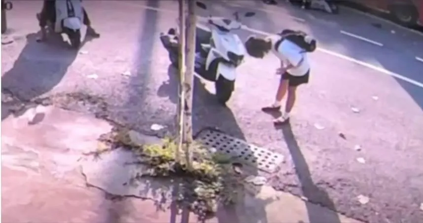 台南市近期發生女警車禍身亡悲劇，涉案的戴姓女大生疑似被拍到追撞後未立刻上前關心招來罵聲。（圖／翻攝畫面）