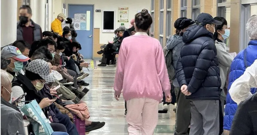 資深護理師需帶新人,向上承受主管壓力、向下得協助學妹適應臨床,責任不斷增加,薪資卻不如剛畢業的新進護理師。(圖/資料照)
