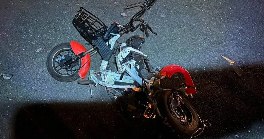 遭BMW強烈撞擊後，7旬阿公騎乘的電動輔助自行車全毀。（圖／翻攝畫面）