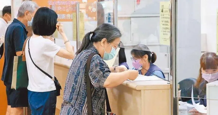台大醫院推動醫療永續，門診收費櫃檯從今年開始不再主動提供紙本收據，但首日實施就引發高齡民眾抱怨。（示意圖／資料照）