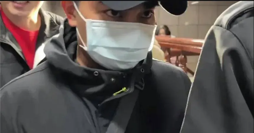 去年12月27日邱軍撞死人還肇逃，遭法院裁定羈押禁見，法院裁定延押。（圖／翻攝畫面）