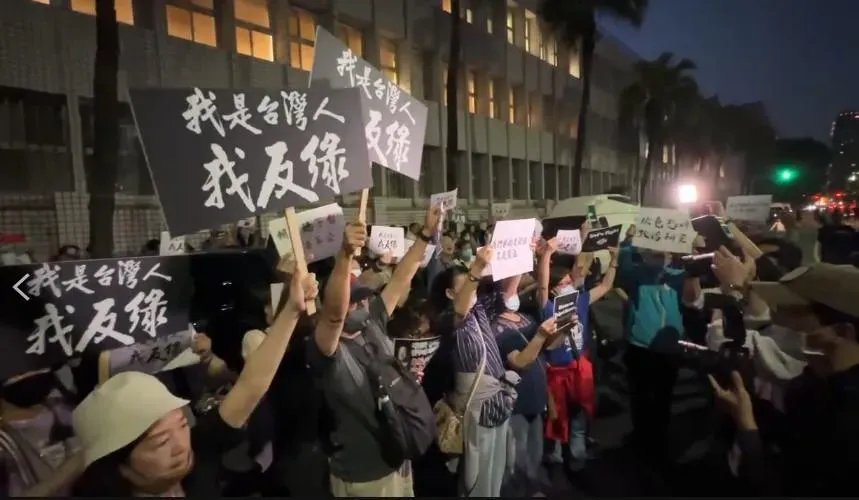 晚間6點左右,北檢外就已聚集上百人舉牌抗議。(圖/塗豐駿)