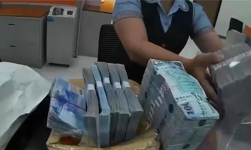 台南市最近有位李姓男子因細故到店家亂放大額現鈔，造成店家困擾。（圖／中時／讀者提供）