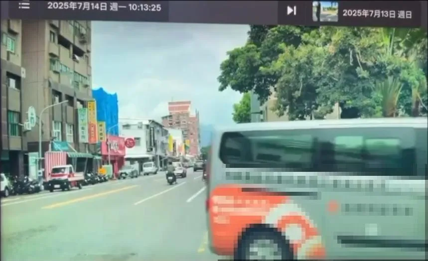 台東基督教醫院外一輛松德長照車疑因駕駛突發疾病，在醫院外逆向行駛並不斷繞圈，短短48秒內連續繞行4圈，嚇壞附近行人與機車騎士。（圖／翻攝畫面）