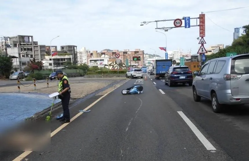 國道1號基隆路段中午發生一起離奇車禍。（圖／翻攝畫面）