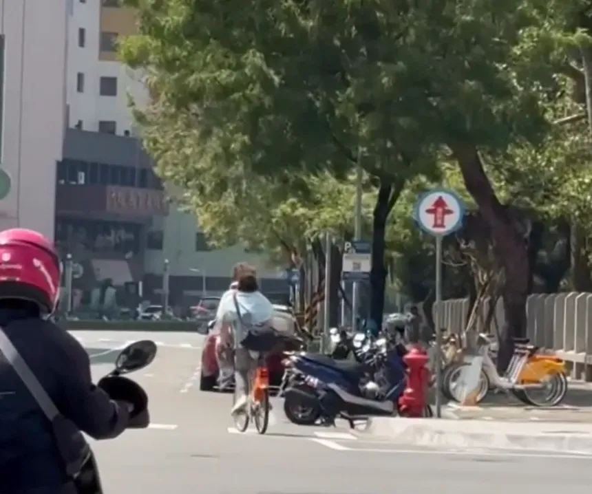 2名疑似外籍身分的男子共乘YouBike已觸法。（圖／翻攝自社會事新聞影音）