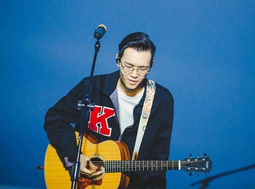 已故41歲音樂才子方大同自學吉他建構音樂成就。(圖/翻攝自Facebook@Khalil Fong 方大同)