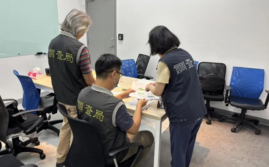 調查局人員執行搜索行動。（圖／翻攝畫面）
