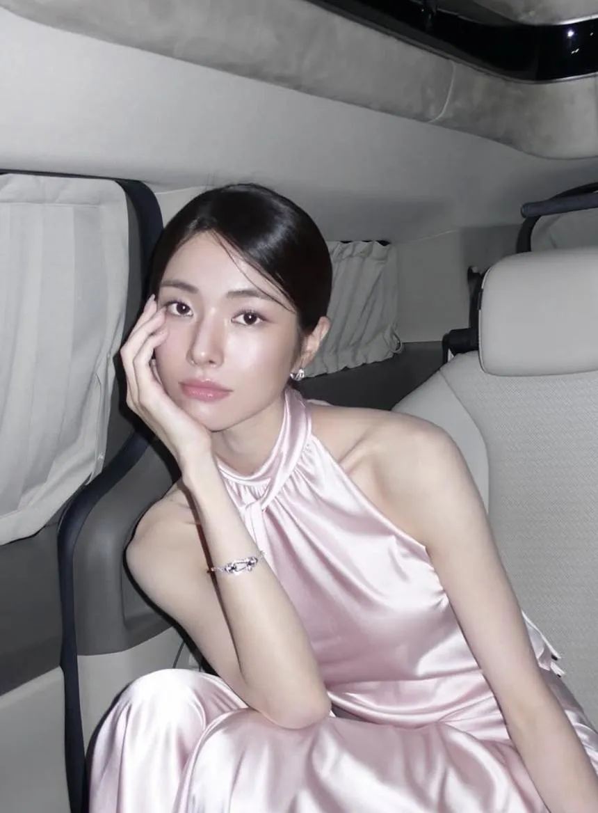 賀營在《鐵拳教育》中飾演男主角金武烈的未婚妻,戲份雖不多,但表現搶眼,人氣跟著上升。(圖/翻攝IG havv_y)