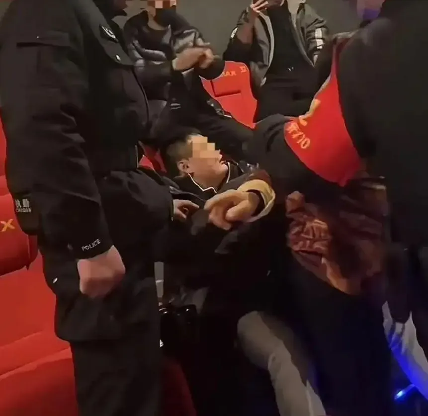 一對母子嫌觀影視線差強佔他人座位。（圖／翻攝微博）