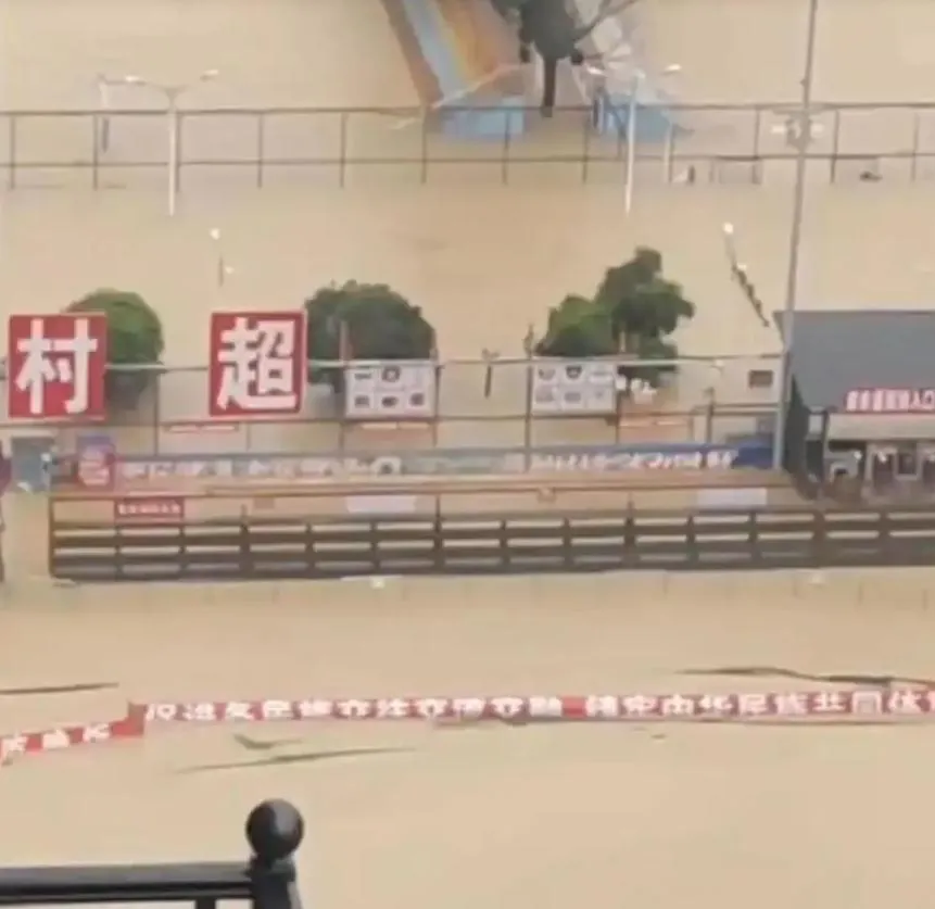 當地網紅村超足球場「10分鐘淹沒了」。（圖／翻攝澎湃新聞）