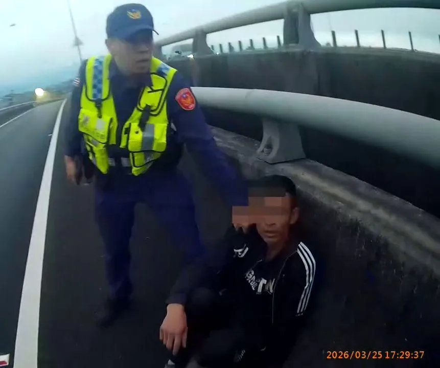 警方逮住逃逸移工畫面。(圖/警方提供)