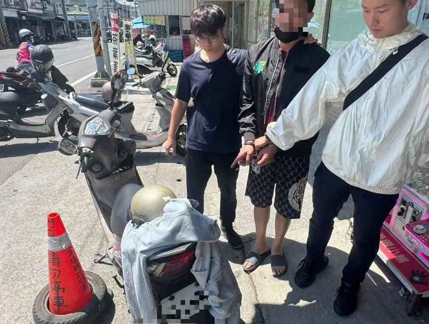 嘉義警方在民雄區的某超商前，逮獲1名搶劫皮夾的男賊，並搜出毒品及吸食器。（圖／警方提供，下同）