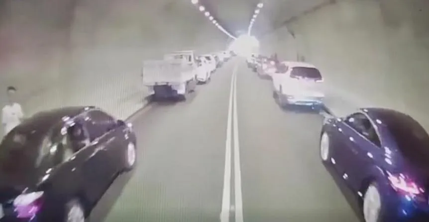 隧道內車輛聽到鳴笛聲立刻讓道。(圖/翻攝畫面)