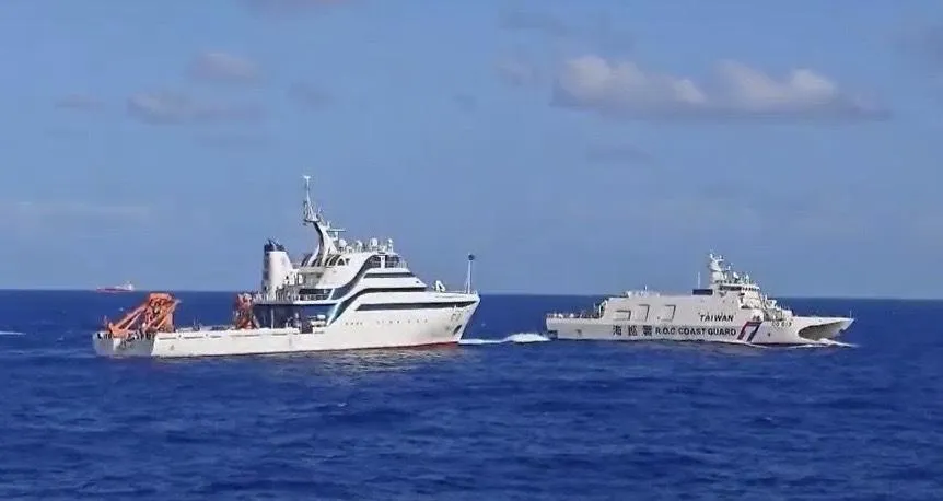 海巡艦5月在東部驅離同濟號。(圖/海巡署)