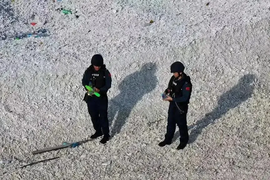 大陸海警清理遺留垃圾。（圖／翻攝環球時報）