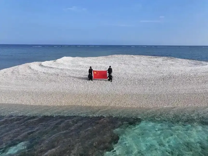 陸海警登鐵線礁開展維權行動並展示五星旗。（圖／翻攝環球時報）