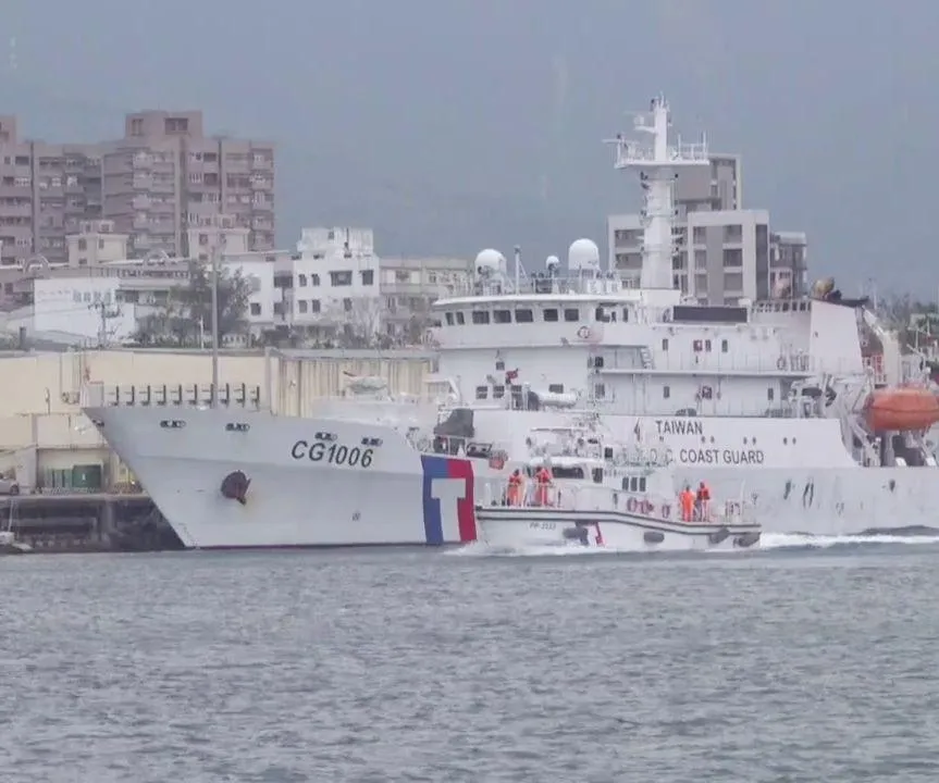 海巡8日上午9點半出動花蓮艦跟4艘35噸級巡防艇協助搜救。（圖／中天新聞）